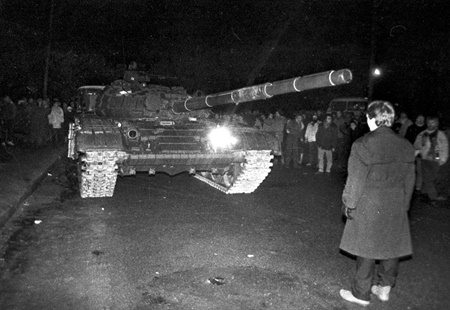 ソ連の戦車に立ち向かう非武装のリトアニア市民