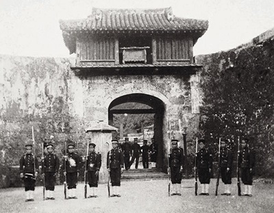 琉球処分時に、首里城の歓會門前に立つ日本政府軍