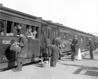駅弁販売の様子（1902年）