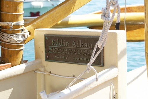 ホクレア号に設置されたエディ・アイカウの記念プレート