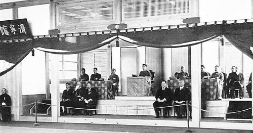 「皇太子殿下御誕生奉祝天覧武道大会」を観戦する昭和天皇（1934年）