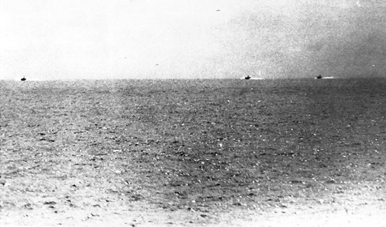 駆逐艦マドックスから撮影された3隻の魚雷艇
